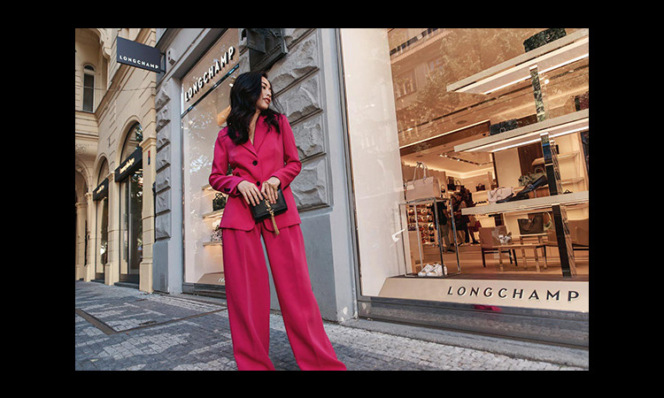 Mai Thanh Hà khoe phong cách street style ấn tượng trên đường phố châu Âu