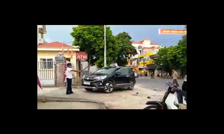 Người đàn ông cầm kiếm phá chiếc ôtô đỗ trước cửa ngân hàng
