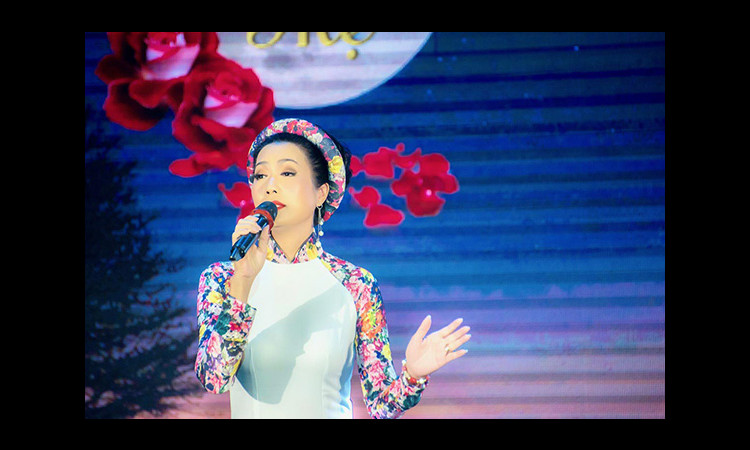 Trịnh Kim Chi thanh thoát xuất hiện trong chương trình "Vầng Trăng Mẹ"
