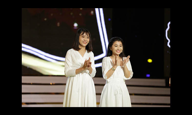 Mộng Như và Hoàng Ân dẫn đầu đêm thi thứ 5 của Én Vàng Học Đường 2018