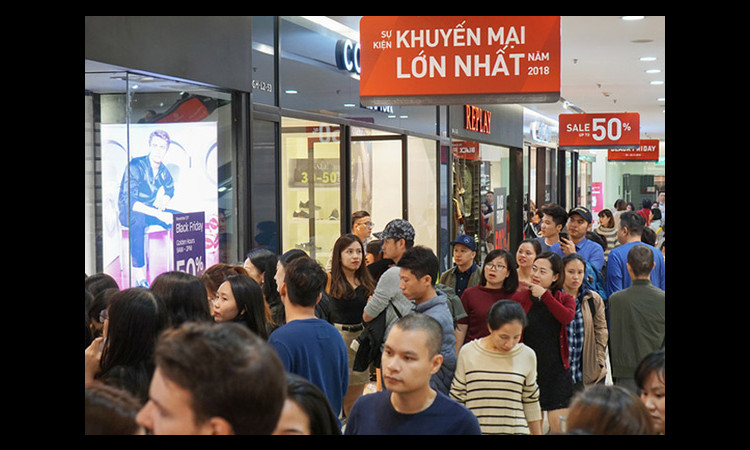 Người Sài Gòn ùn ùn kéo nhau đi mua sắm dịp Black Friday