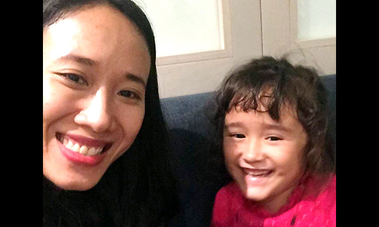 Người mẹ Việt đoàn tụ với con gái sau 4 năm sang Pháp kiện đòi