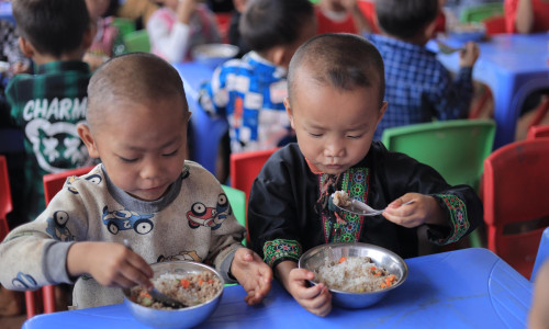 Generali Việt Nam mang “Bếp ấm cho em” đến với trẻ em Điện Biên 