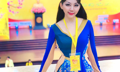 NTK Quỳnh Paris diện áo dài cách tân sang trọng giao lưu với Kiều bào Việt trên toàn thế giới tại Xuân Quê Hương